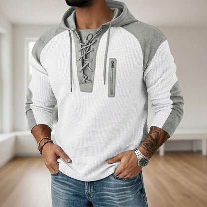 Sportlicher Herrenpullover mit Kapuze in der Frontansicht