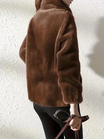 Bequemer Damenmantel mit geschlossenem Frontbereich