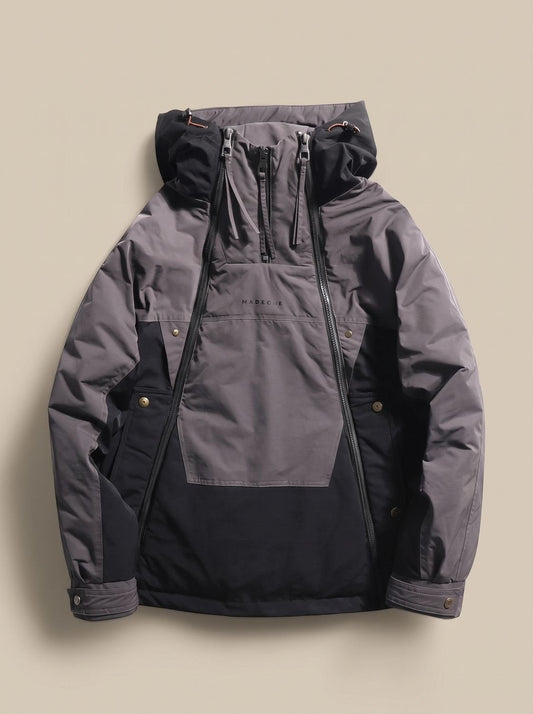 Detailansicht der Kapuze und des Halbzip-Verschlusses der Herrenjacke