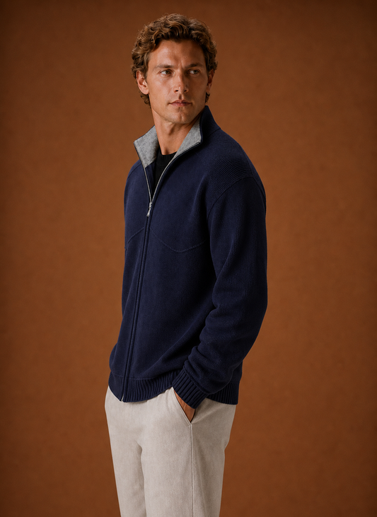 Detailansicht des Strickmusters an einer Herren-Strickjacke
