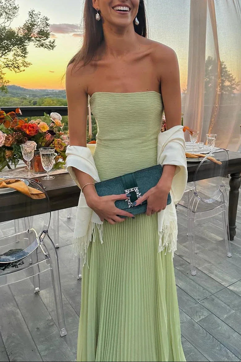 Detailansicht des fein plissierten Oberteils am Damen-Abendkleid