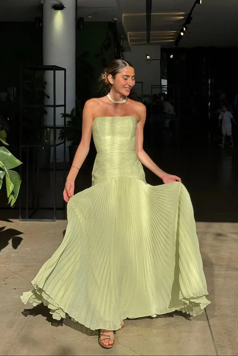 Rückansicht des eleganten Damen-Abendkleids mit Plisseefalten