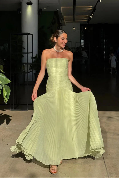 Rückansicht des eleganten Damen-Abendkleids mit Plisseefalten