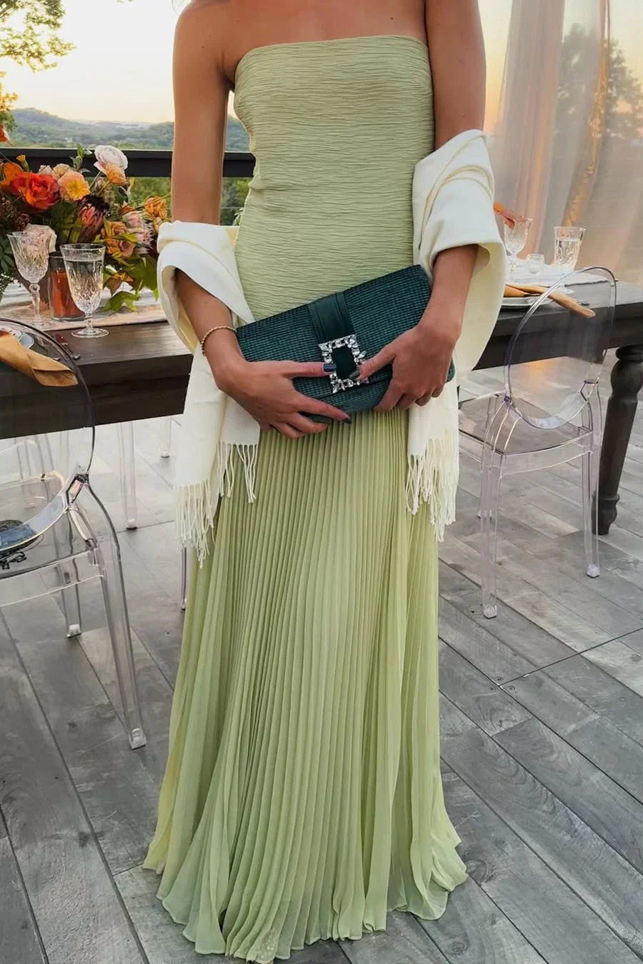 Trägerloses Damen-Plissee-Abendkleid in bodenlanger Silhouette