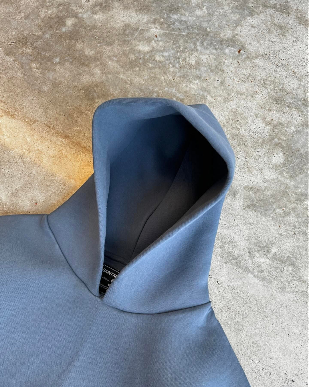 Unisex tracksuit with minimalist design