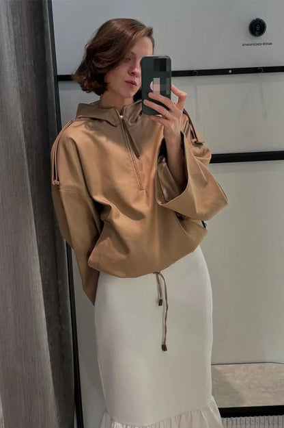 Detailansicht der Kapuze und des Kragens der Hoodie-Jacke