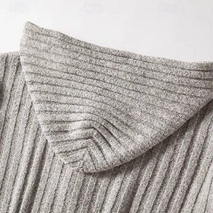 Ärmel und Bündchen der grob gestrickten Herrenjacke