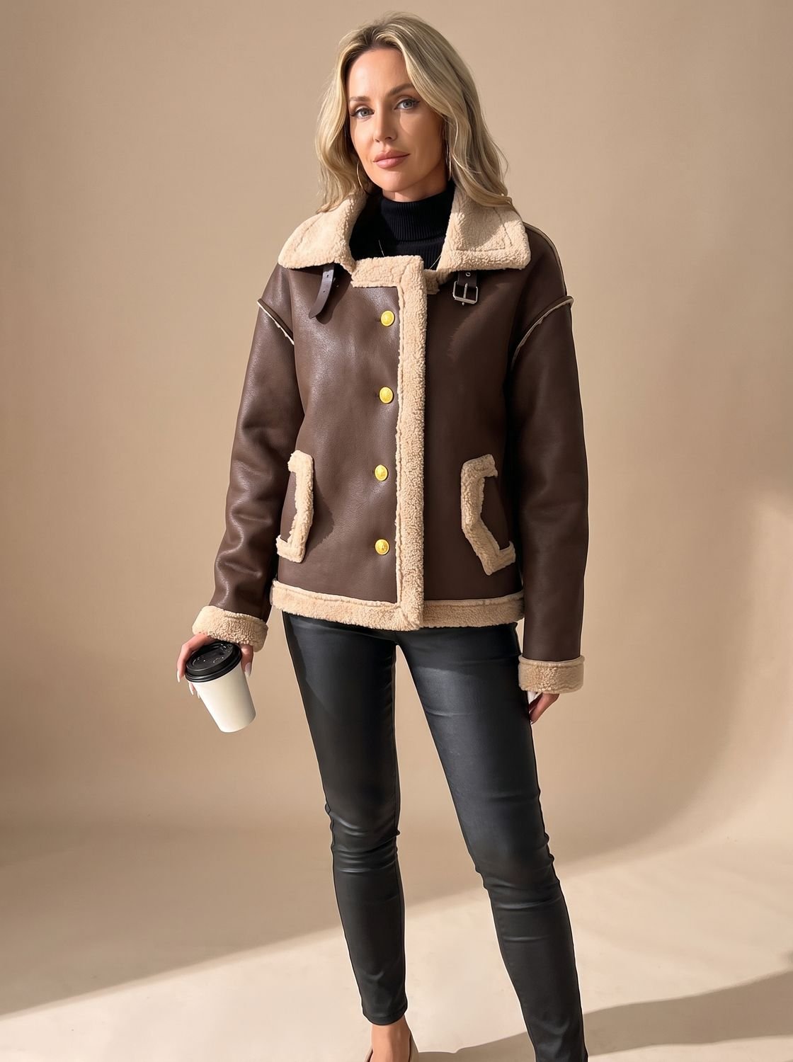 Damen-Aviatorjacke aus Kunstleder mit Teddyfutter in der Frontansicht