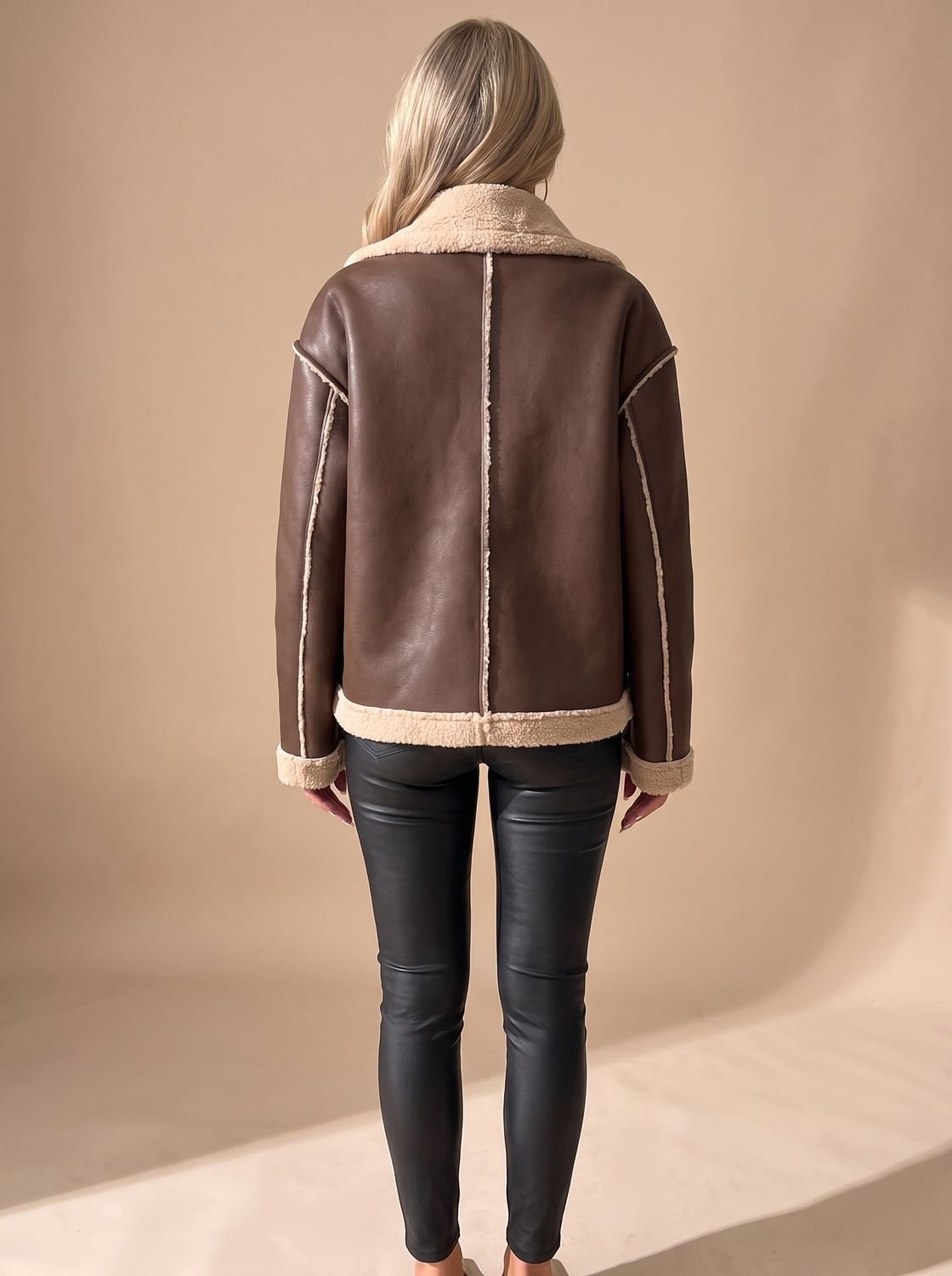 Damen-Aviatorjacke mit geschlossenem Knopfverschluss von vorn