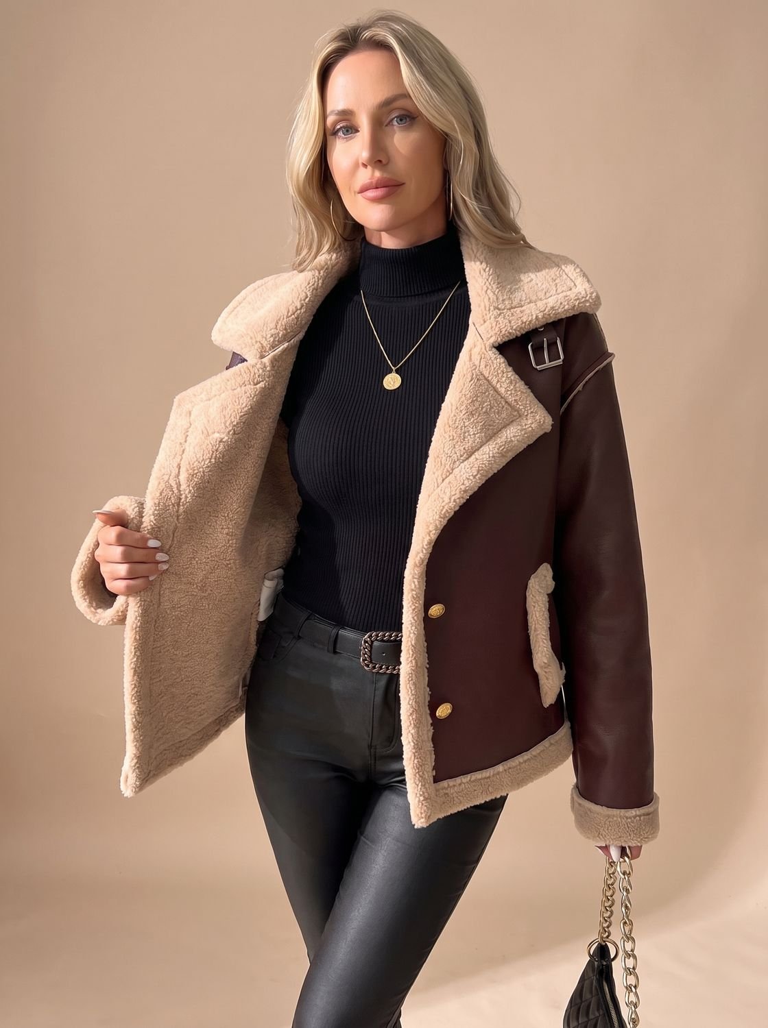 Seitenansicht der Damen-Aviatorjacke mit Teddyfutter