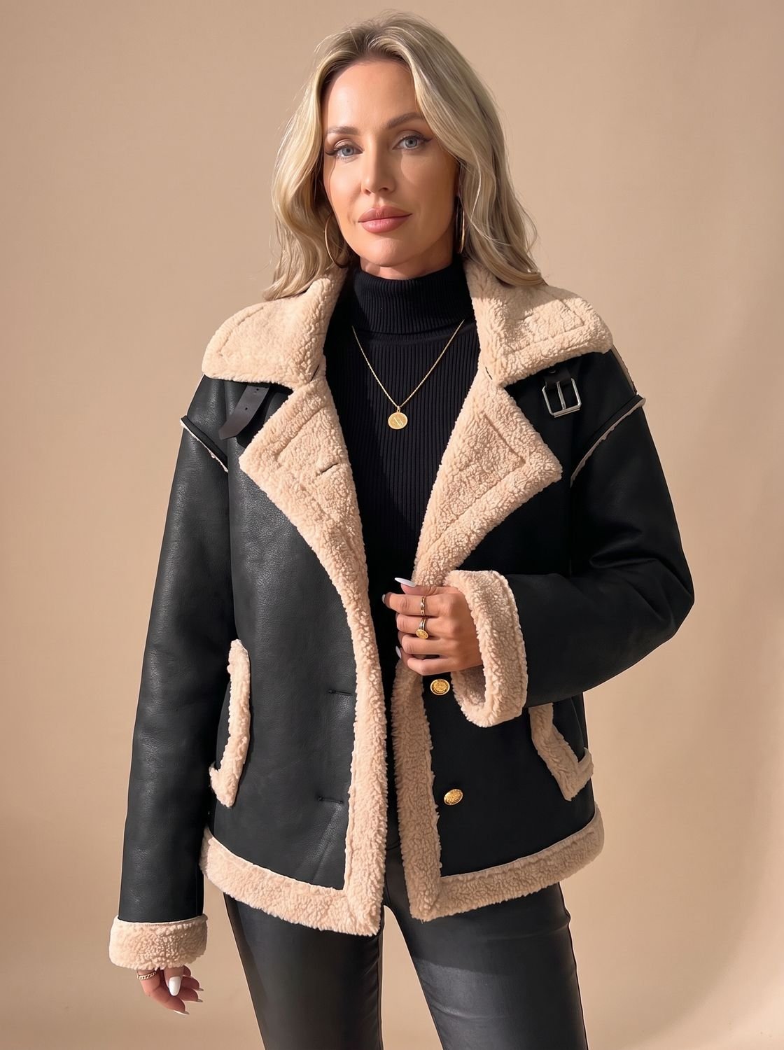 Damenjacke aus Kunstleder mit sichtbarem Teddyfutter an Kragen und Saum