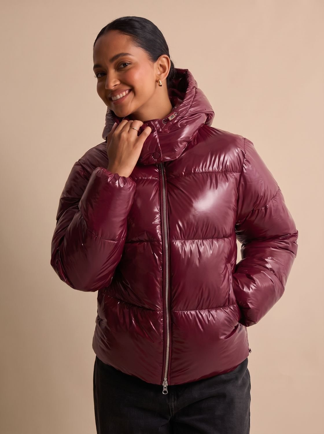 Damen-Pufferjacke mit modernem Steppmuster und glänzendem Finish