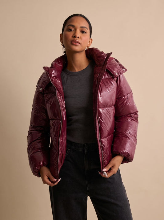 Damen-Steppjacke mit glänzender Oberfläche und praktischer Kapuze