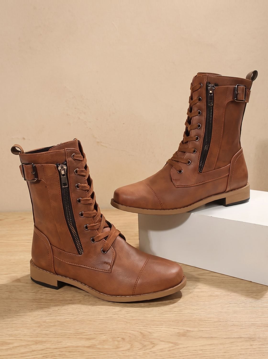 Nahaufnahme der Schnürung und Schnalle an Damen-Schnürboots