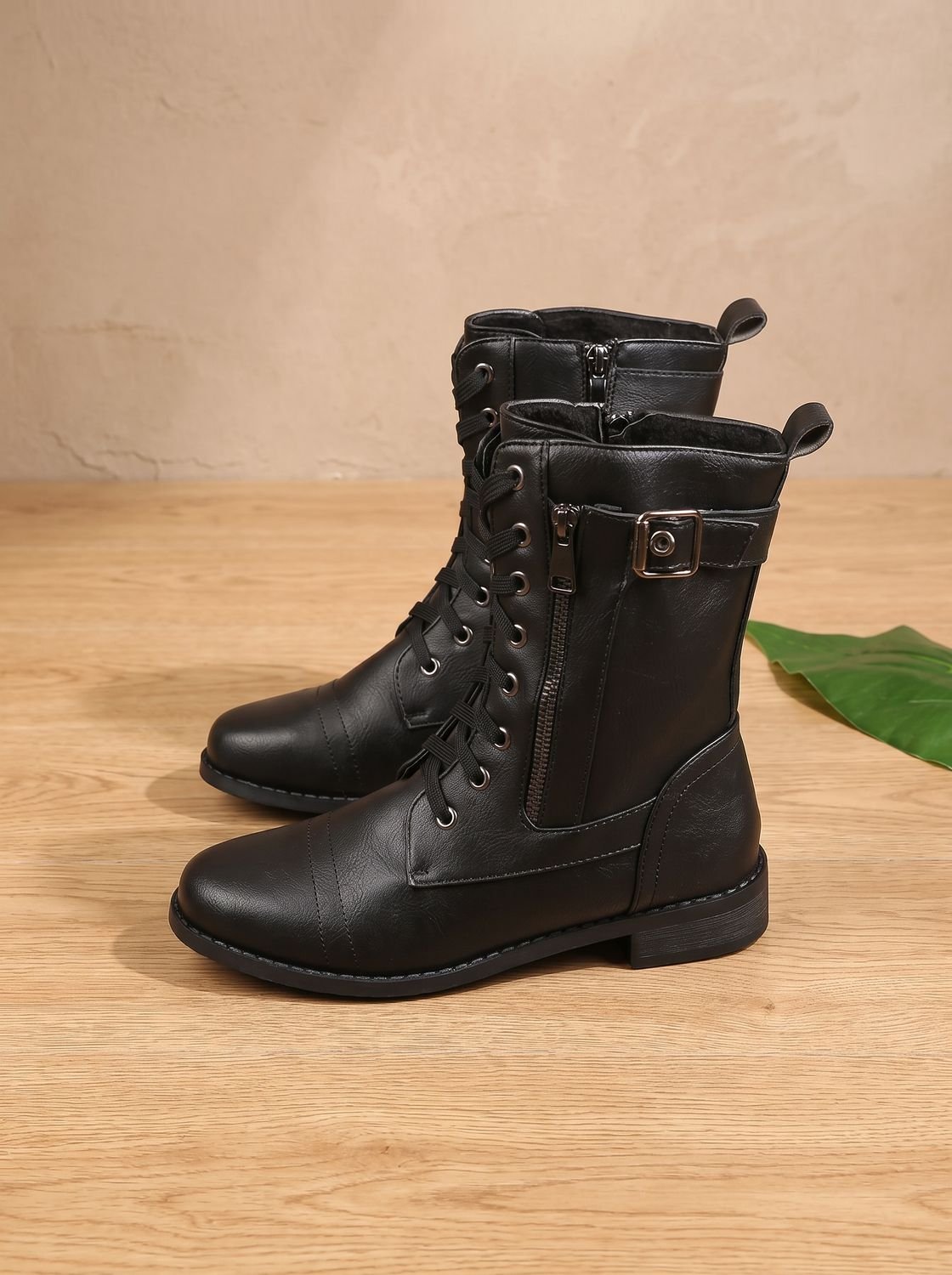 Damenboots mit Schnürsenkeln und seitlichem Reißverschluss