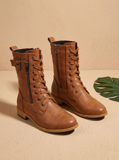 Frontansicht der Damen-Schnürboots mit runder Zehenkappe