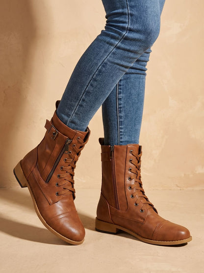 Kunstleder-Damenboots mit dekorativer Schnalle im Detail