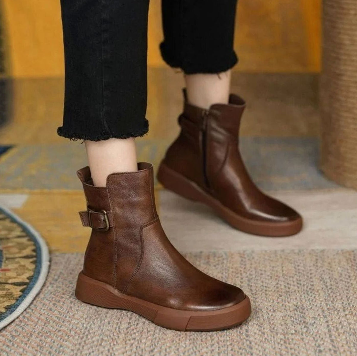 Detailaufnahme der Schnalle an den Leder-Stiefeletten