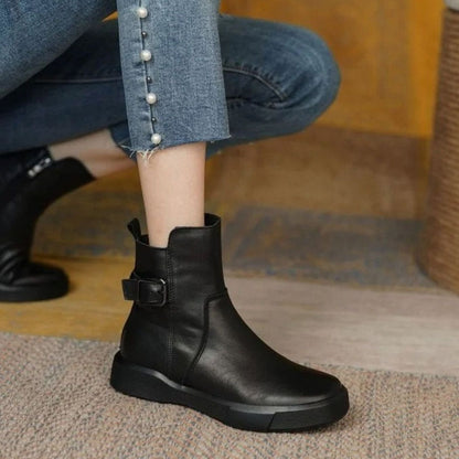 Rückansicht der Leder-Stiefeletten mit Plateauabsatz