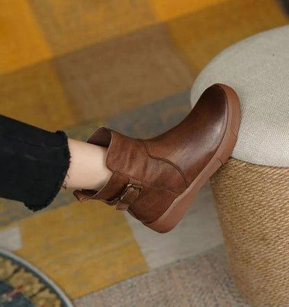 Nahaufnahme des hochwertigen Leders der Damenstiefeletten