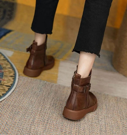 Profilansicht der Stiefeletten mit Schnallenverschluss