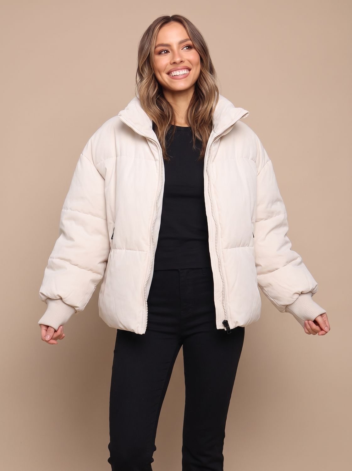 Seitliche Ansicht der Damen Oversize-Steppjacke