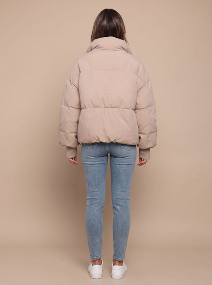 Lockere Passform der Oversize-Steppjacke im Detail