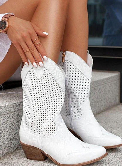 Rückansicht der Damenstiefel mit mittelhohem Schaft und Lochmuster