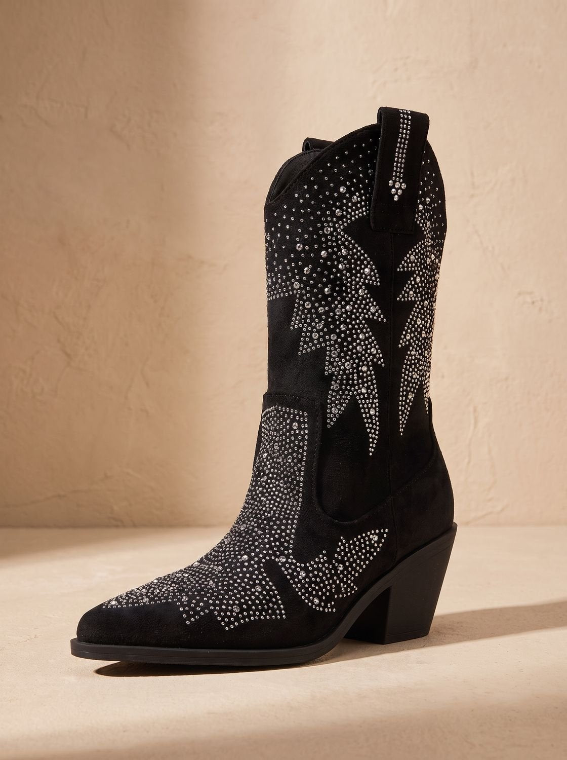 Rückansicht wadenhoher Damen-Westernstiefel mit dekorativen Details
