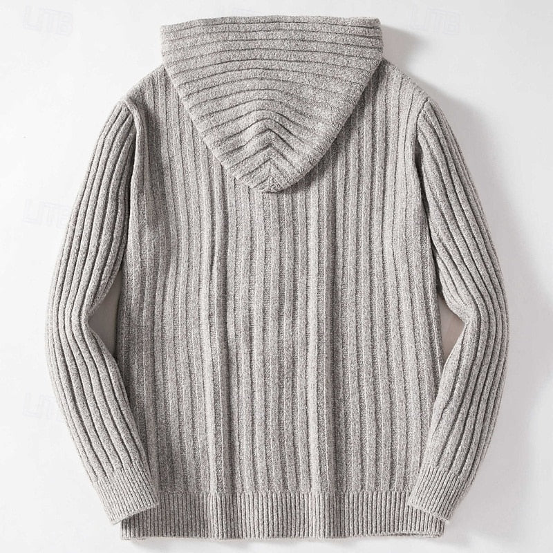 Rückansicht der Herren-Zopfstrickjacke mit Kapuze