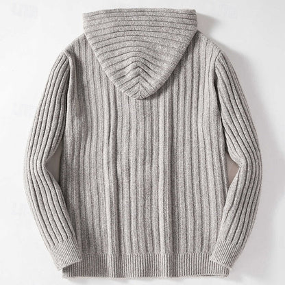 Rückansicht der Herren-Zopfstrickjacke mit Kapuze